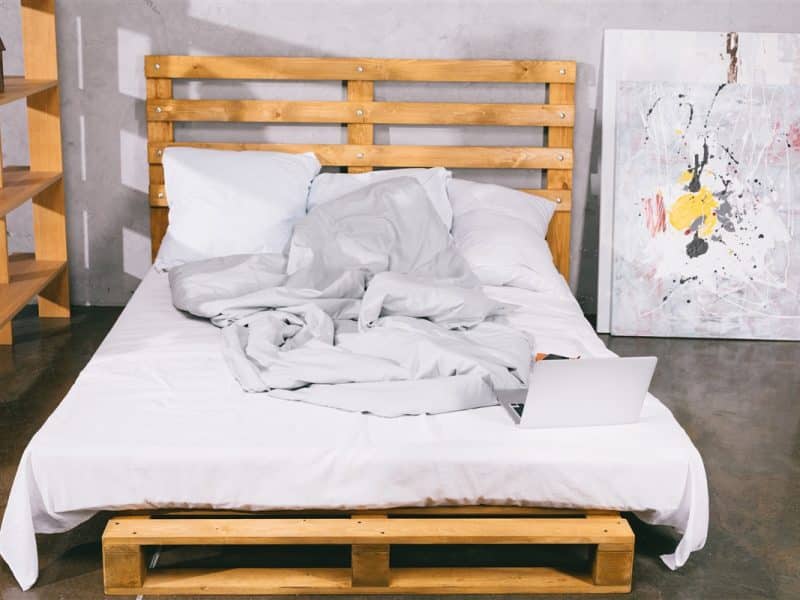 DIY : fabriquer un lit en palettes pour une chambre personnalisée