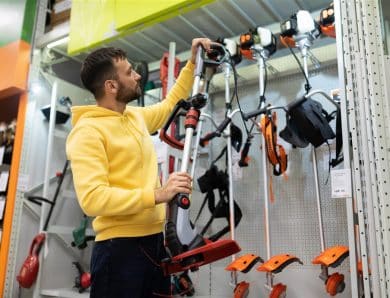 Choisir la debroussailleuse thermique idéale pour terrains accidentés