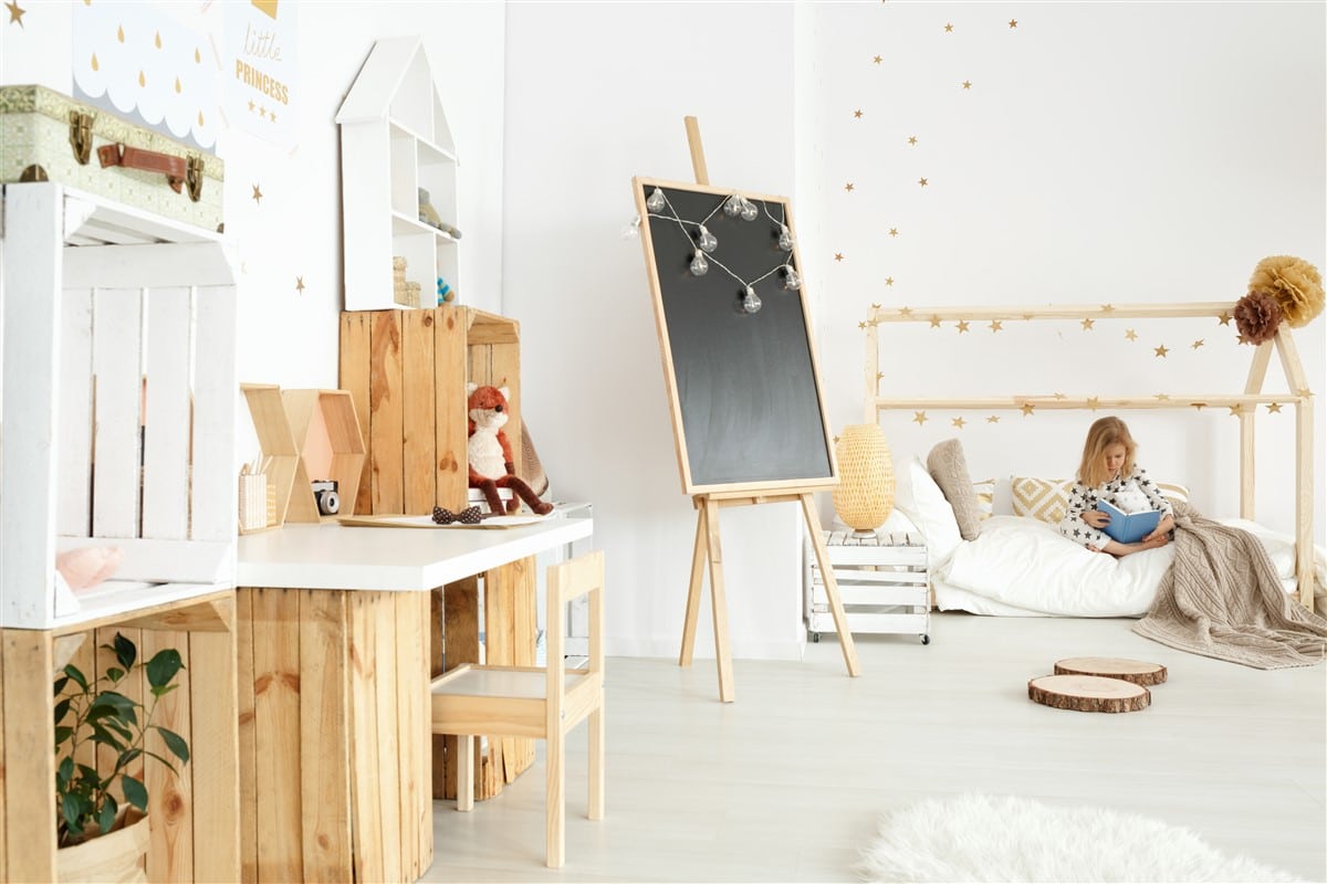 décoration féerique dans une chambre de petite fille