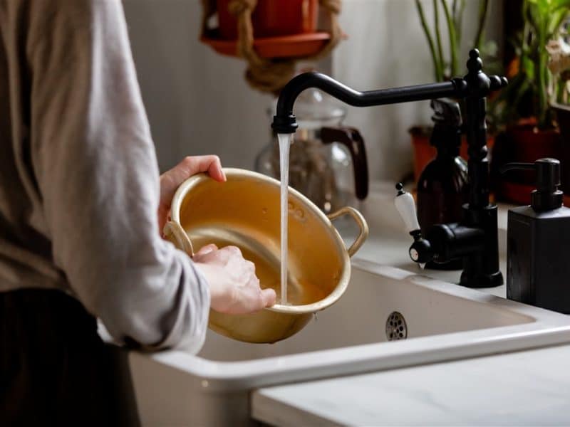 Conseils spécifiques pour le nettoyage des casseroles en inox brûlées