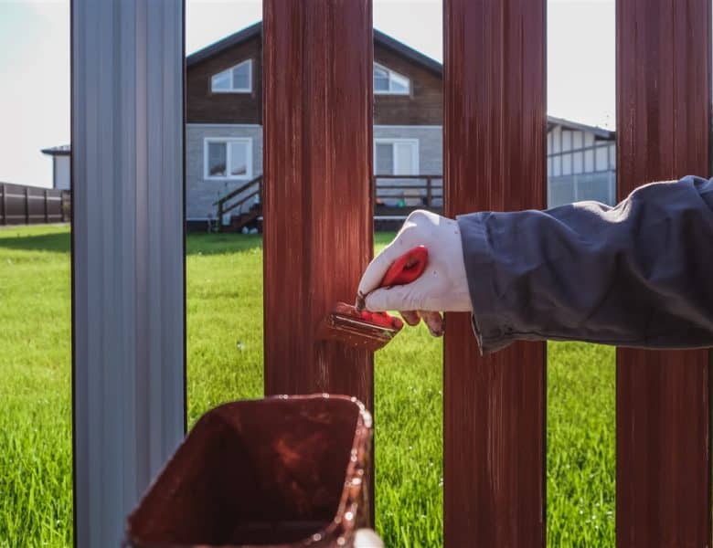 Installation de clôtures : techniques de pose de grillage pour jardins