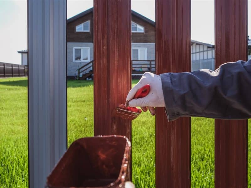 Installation de clôtures : techniques de pose de grillage pour jardins