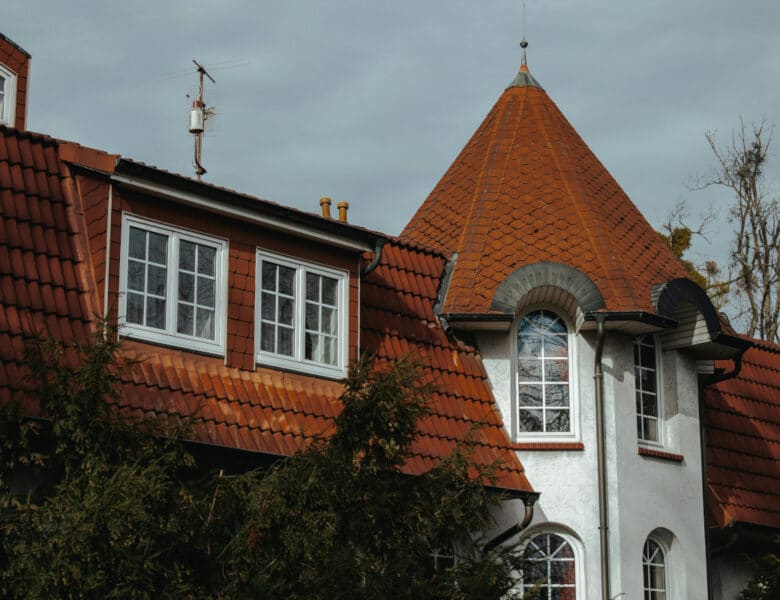 Harmonie architecturale et couverture dans la Moselle : les conseils du couvreur