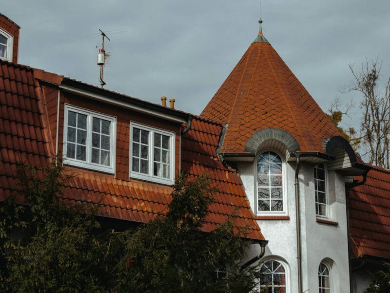 Harmonie architecturale et couverture dans la Moselle : les conseils du couvreur