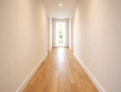 Quel sens choisir pour poser du parquet dans un couloir étroit ?